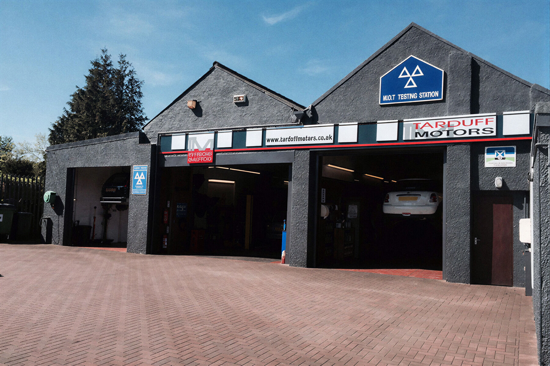 Parkend Garage with the MOT Testing Station sign